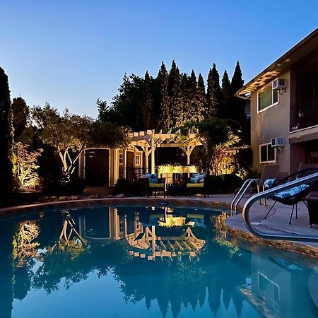 A Vista Villa Couples Retreat เคโลว์นา ภายนอก รูปภาพ
