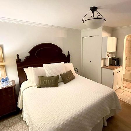 A Vista Villa Couples Retreat เคโลว์นา ภายนอก รูปภาพ