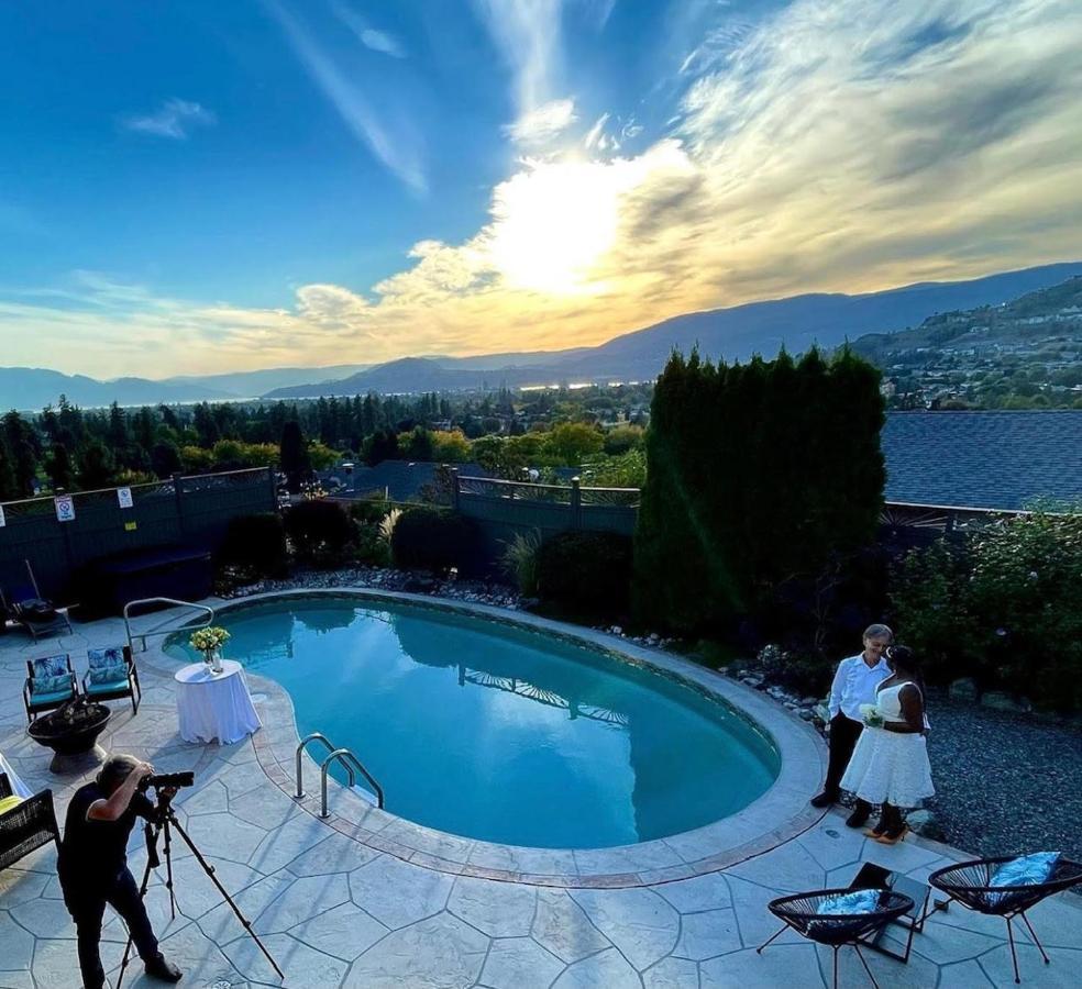 A Vista Villa Couples Retreat เคโลว์นา ภายนอก รูปภาพ
