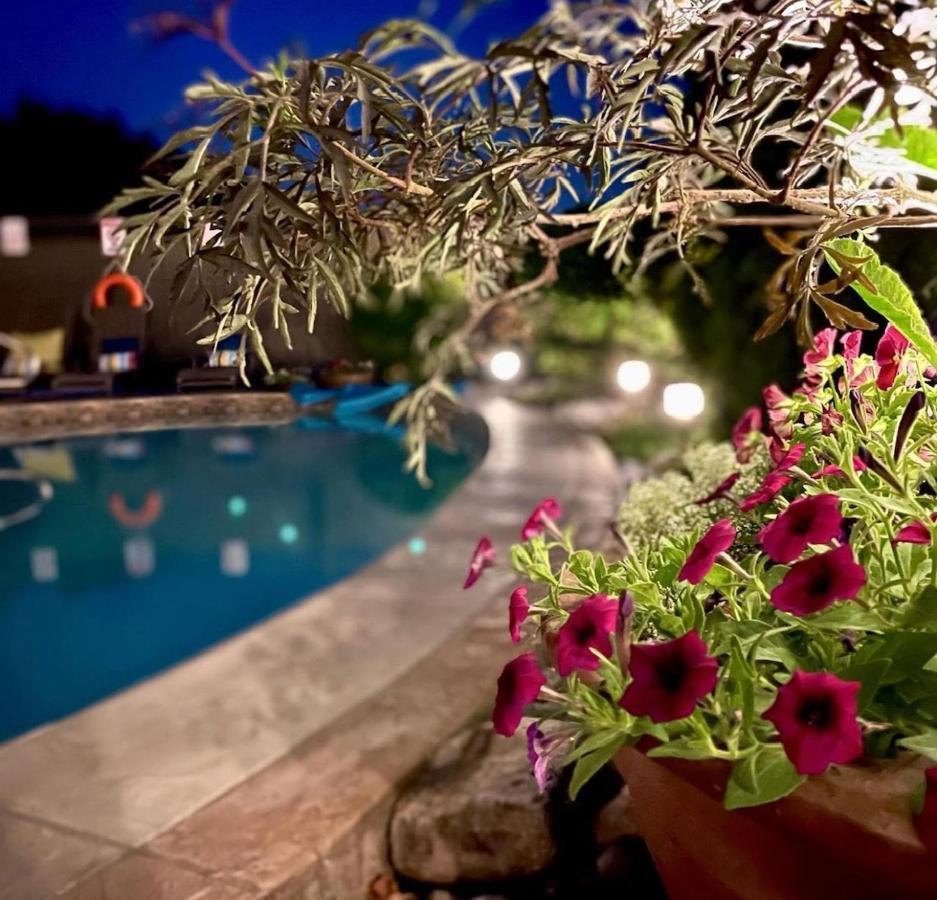 A Vista Villa Couples Retreat เคโลว์นา ภายนอก รูปภาพ