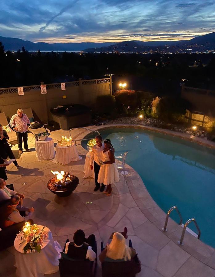 A Vista Villa Couples Retreat เคโลว์นา ภายนอก รูปภาพ