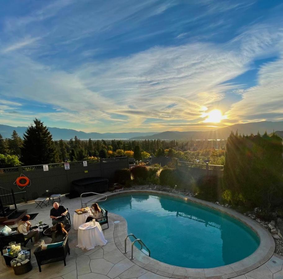 A Vista Villa Couples Retreat เคโลว์นา ภายนอก รูปภาพ