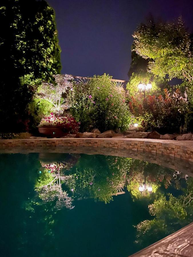 A Vista Villa Couples Retreat เคโลว์นา ภายนอก รูปภาพ