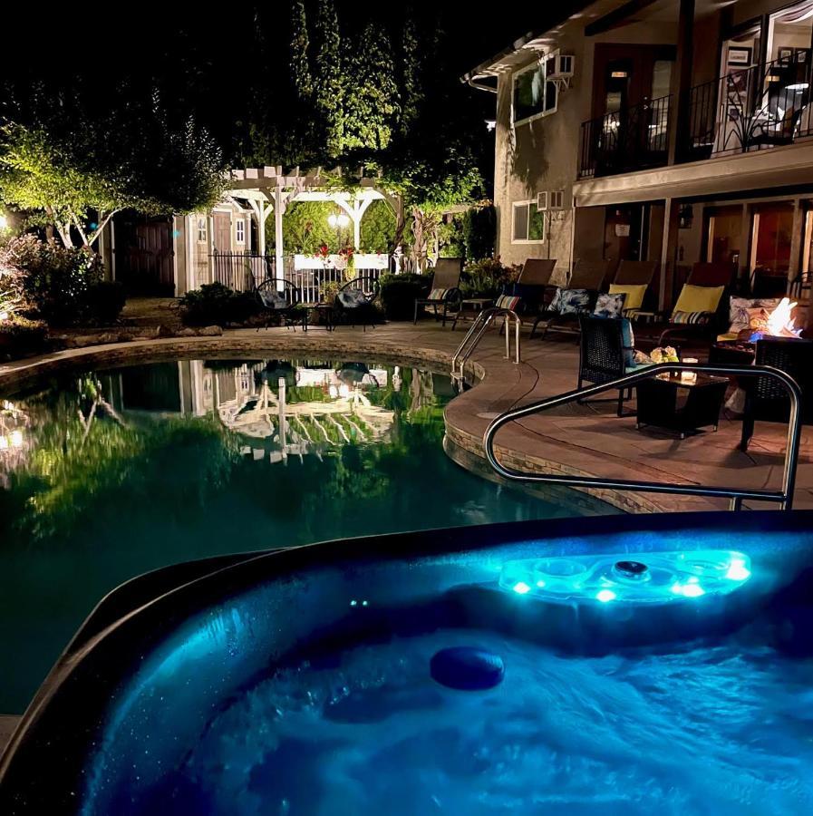 A Vista Villa Couples Retreat เคโลว์นา ภายนอก รูปภาพ