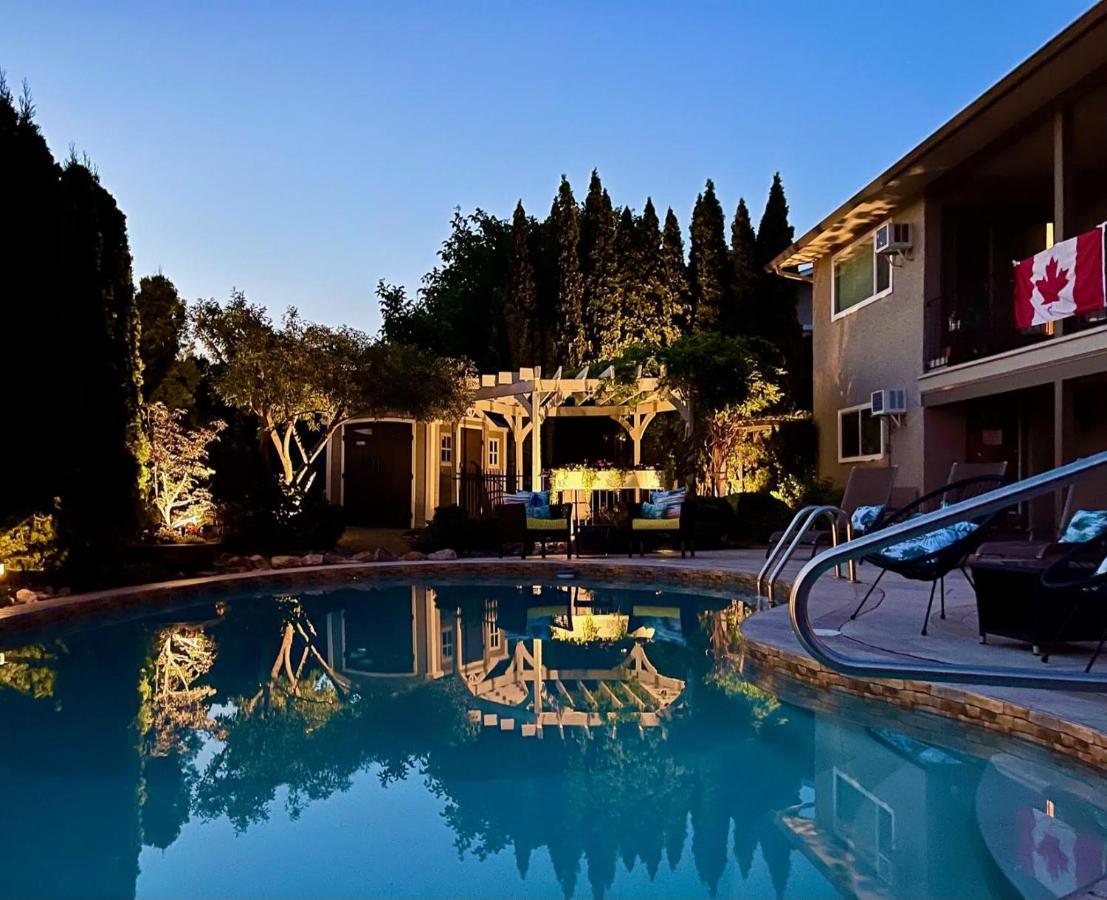 A Vista Villa Couples Retreat เคโลว์นา ภายนอก รูปภาพ