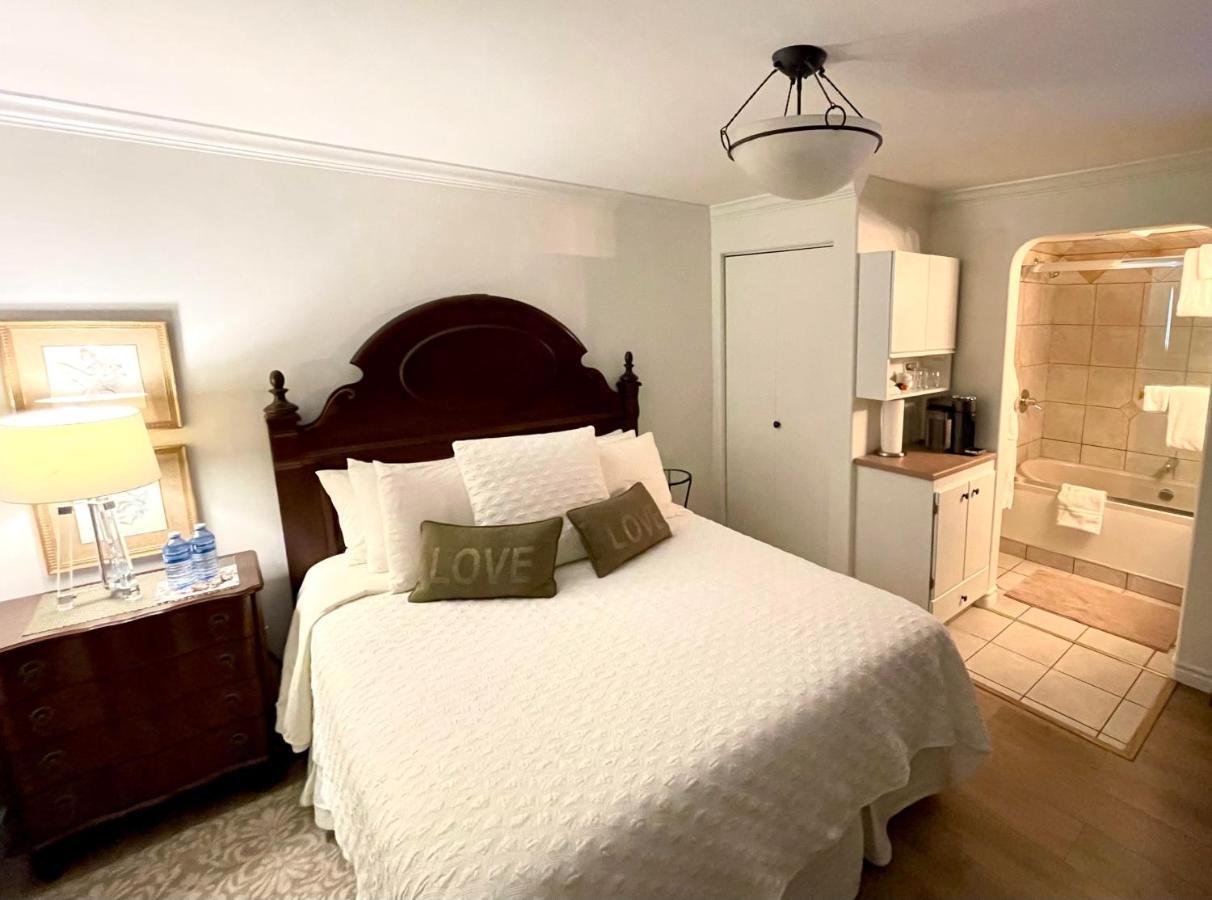 A Vista Villa Couples Retreat เคโลว์นา ภายนอก รูปภาพ