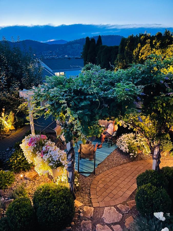 A Vista Villa Couples Retreat เคโลว์นา ภายนอก รูปภาพ