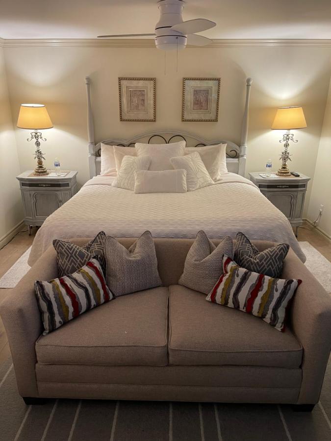 A Vista Villa Couples Retreat เคโลว์นา ภายนอก รูปภาพ