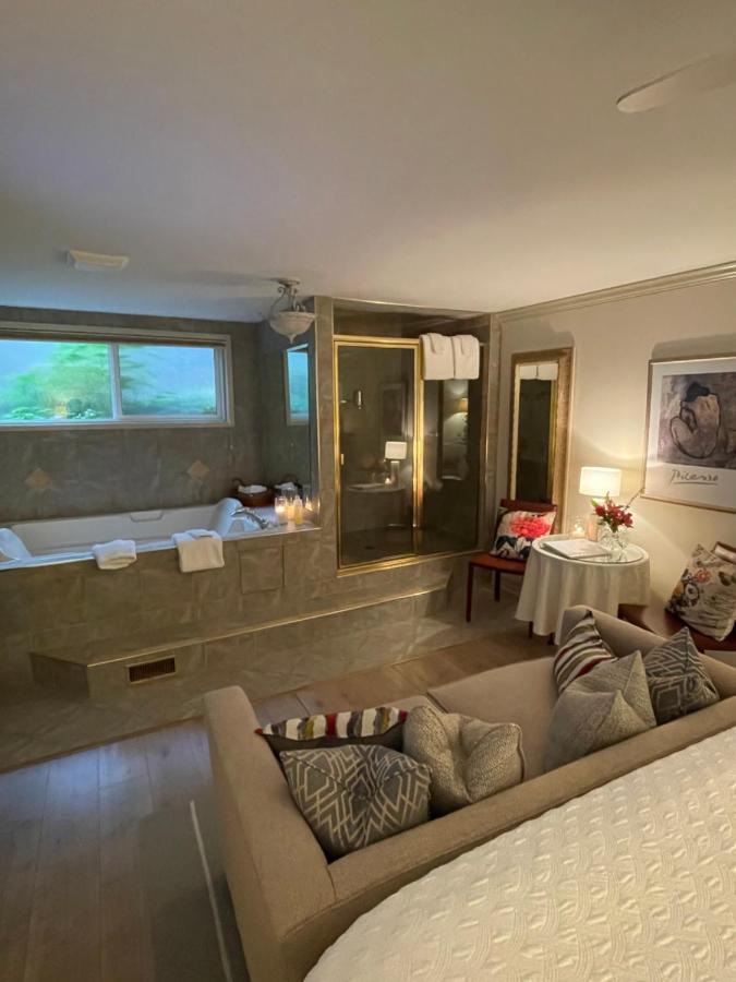A Vista Villa Couples Retreat เคโลว์นา ภายนอก รูปภาพ