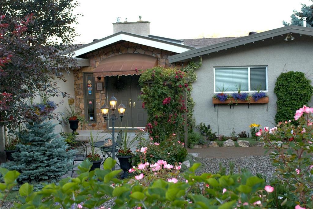 A Vista Villa Couples Retreat เคโลว์นา ภายนอก รูปภาพ