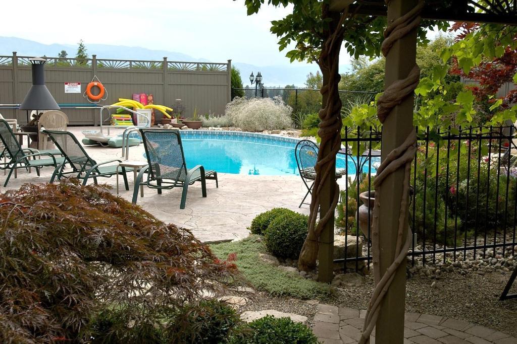 A Vista Villa Couples Retreat เคโลว์นา ห้อง รูปภาพ