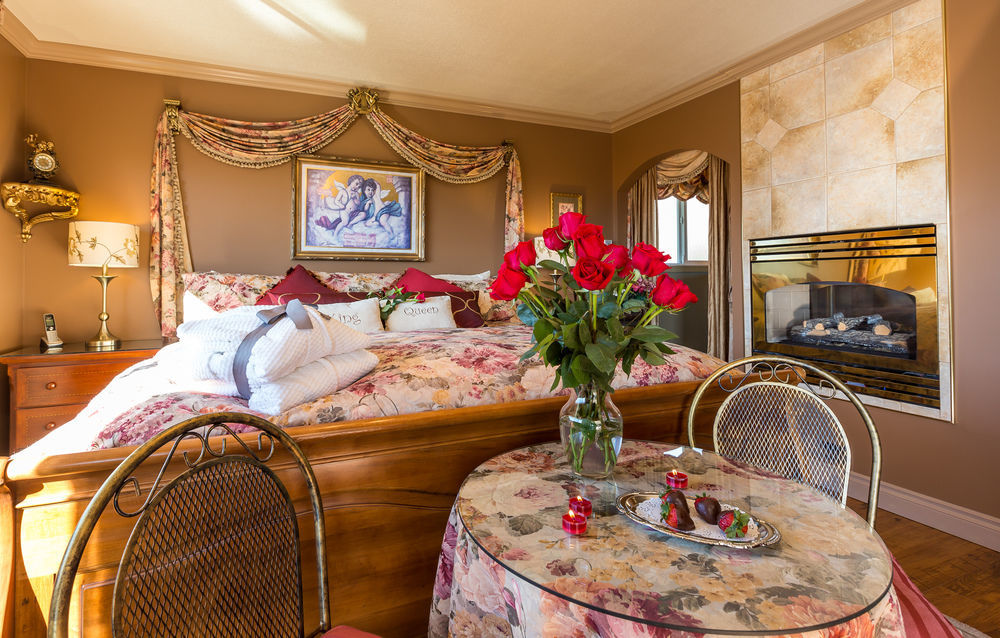 A Vista Villa Couples Retreat เคโลว์นา ภายนอก รูปภาพ