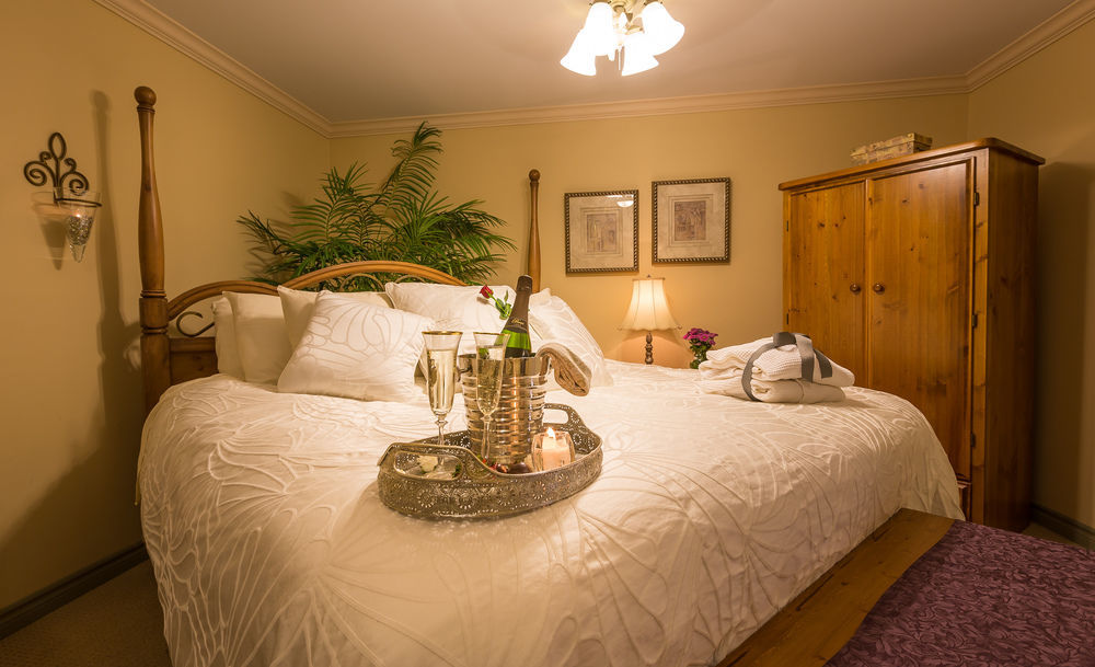 A Vista Villa Couples Retreat เคโลว์นา ภายนอก รูปภาพ