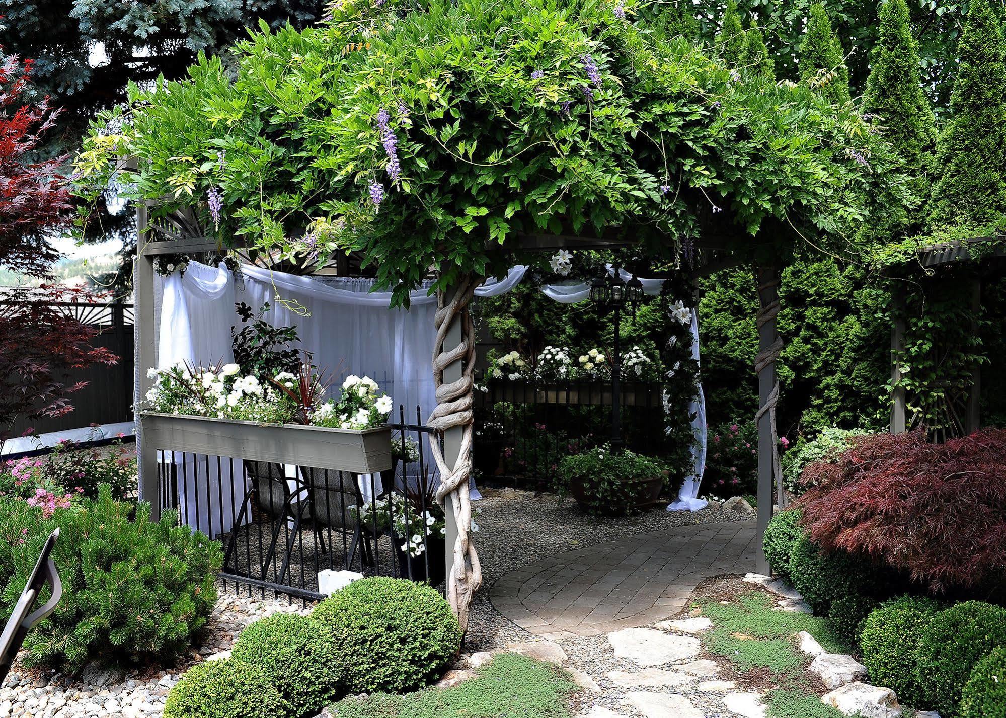 A Vista Villa Couples Retreat เคโลว์นา ภายนอก รูปภาพ